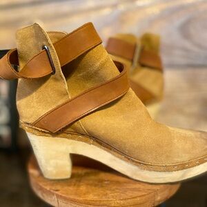 Free People Bungalow Seuss Clog Booties.
Women’s size 10